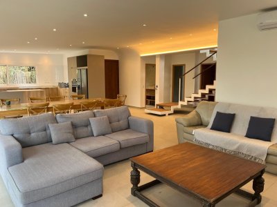 Alquiler de temporada Casa 4 dormitorios en La Barra, Punta del Este