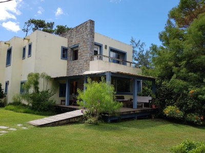 Hermosa casa con piscina en Montoya para alquiler temporal en Punta del Este
