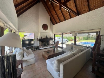 Amplia casa con piscina y hermoso jardín en Barrio Lugano