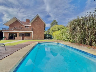 Venta Casas Punta del Este 5 dormitorios y piscina Jardines de Cordoba