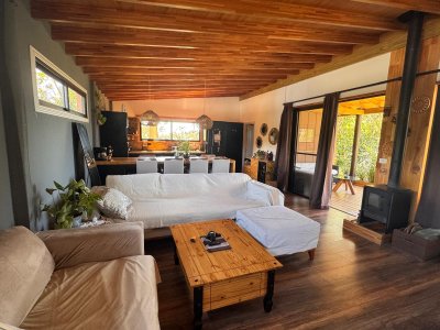 Moderna casa, a pasos del mar, en alquiler temporario en Balneario Buenos Aires, Punta del Este