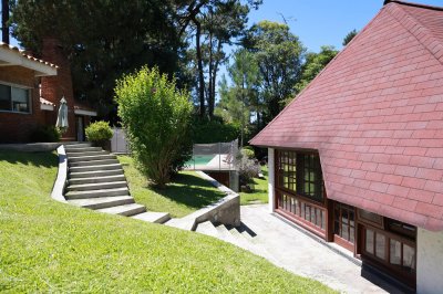 Venta Hermosa Casa en Pinares, Punta del Este con un amplio terreno y piscina climatizada