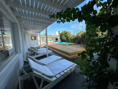 Alquiler Casa La Barra con estilo y ubicación imbatible en el corazón de La Barra 