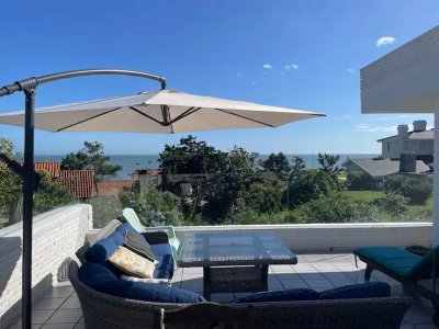 Casa 4 dormitorios en Alquiler Temporal Verano Mansa con  Vista al Mar y a una cuadra de la Playa Parrillero y Garage