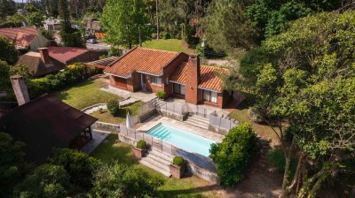 Venta Casa Pinares Punta del Este con un amplio terreno y piscina climatizada