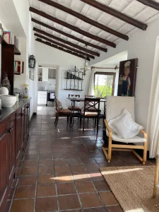Alquiler de temporada de amplia casa, a pasos del mar, en La Barra