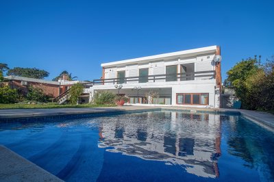 Venta de Casa 4 dormitorio con Piscina Climatizada Playa Mansa. . Punta del Este, Uruguay.