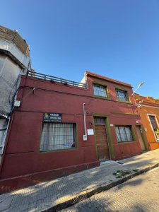 Casa con 3 departamentos a la venta.