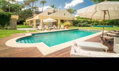 Venta Casa De 6 Dormitorios En Playa Mansa Punta Del Este piscina barbacoa