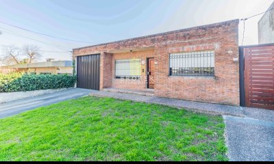 Venta 2 Casas en Padrón Único, con Renta en Malvín, Montevideo, Uruguay