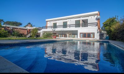 Venta de Casa 4 dormitorio con Piscina Climatizada Playa Mansa. . Punta del Este, Uruguay.
