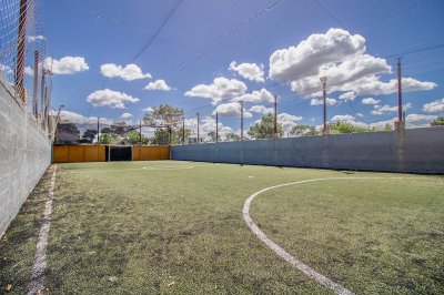 Venta de local comercial y cancha de futbol 5