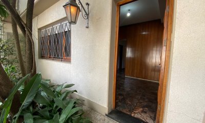 Oficina Sosa - Villagrán y J. Suarez próximo a Lucas Obes excelente casa al frente planta baja en PH dimensiones únicas