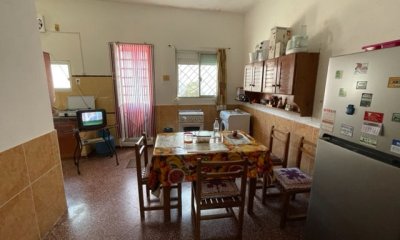 CASA CON ENTRADA DE COCHE. VAZQUEZ SAGASTUME ESQUINA AMEGHINO