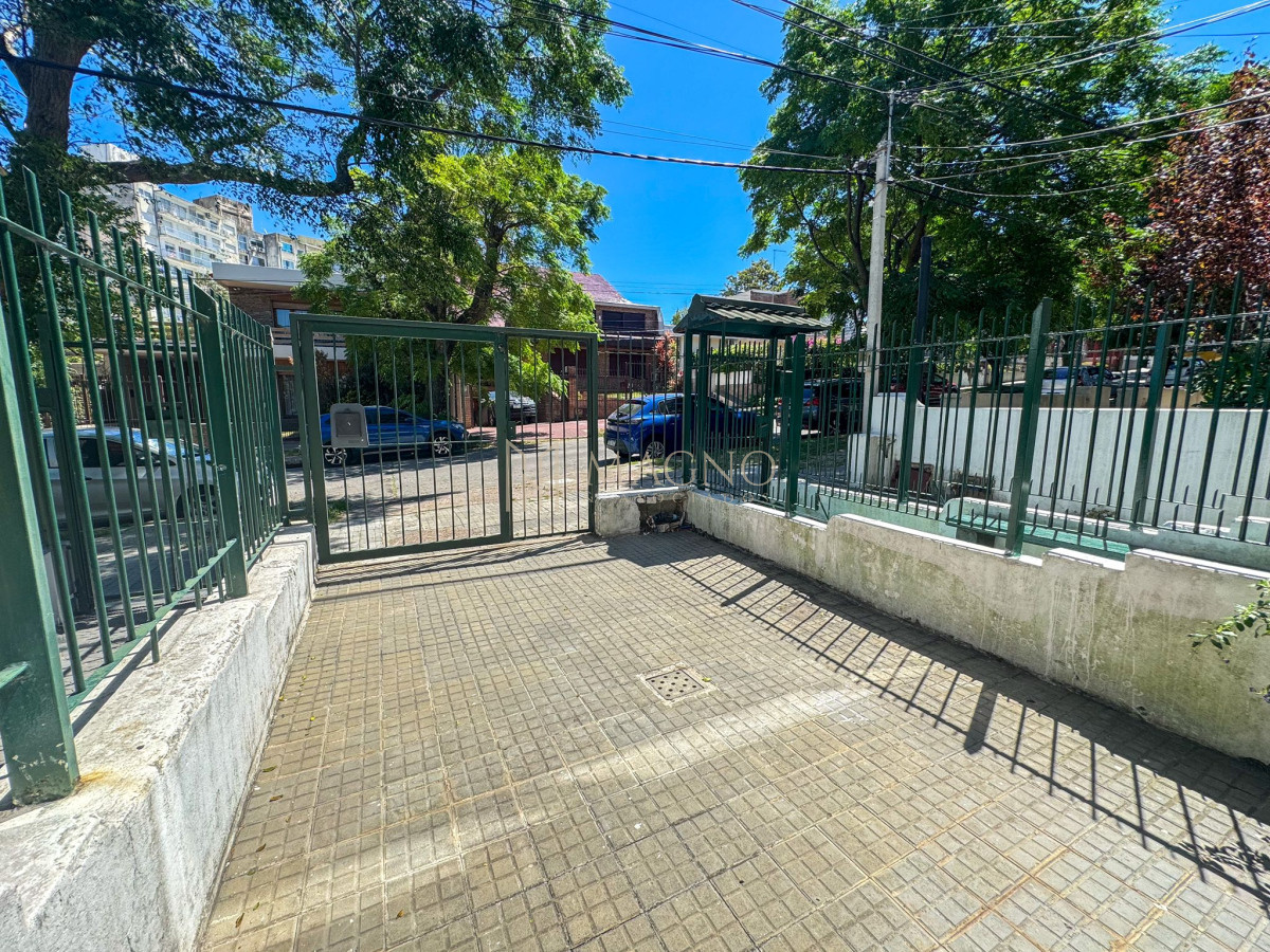 Casa ID.624 - Venta Casa en PH con parrillero, en Malvin, a 50m de la rambla