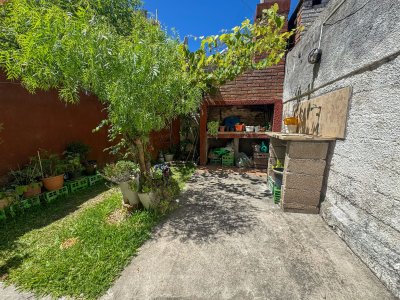 Venta Casa en PH con parrillero, en Malvin, a 50m de la rambla