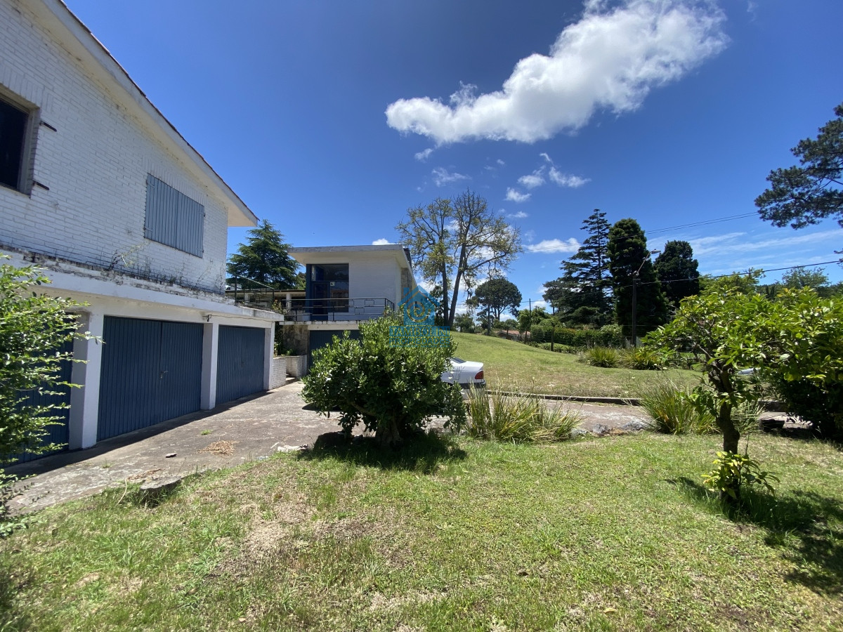 Casa ID.444 - Gran propiedad en Cantegril conformada por 3 casas 