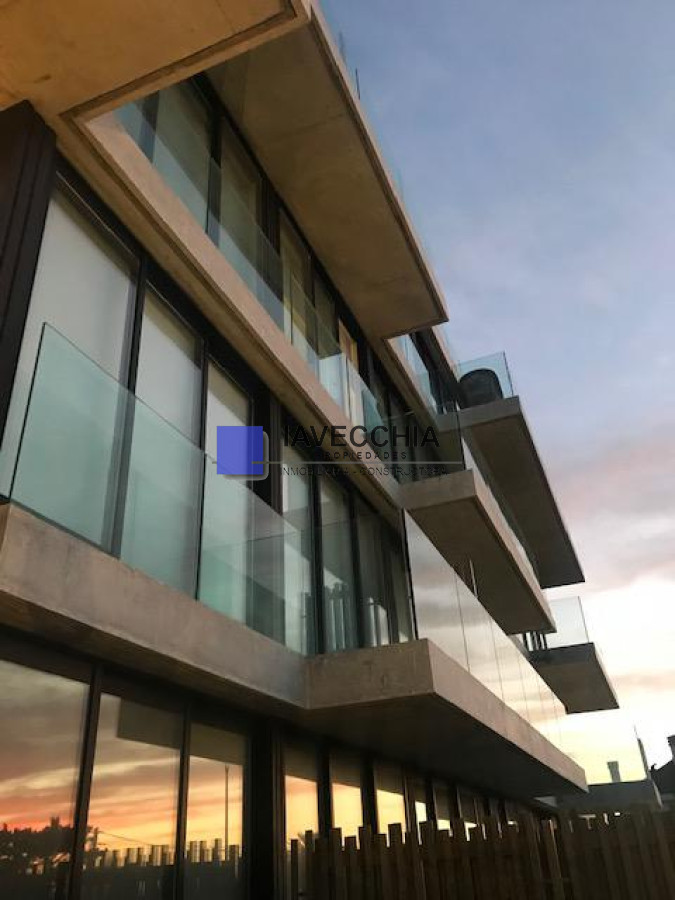 Apartamento 2 dormitorios y 2 baños, con terraza. Playa Mansa - IAV50426A