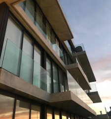 Apartamento 2 dormitorios y 2 baños, con terraza. Playa Mansa