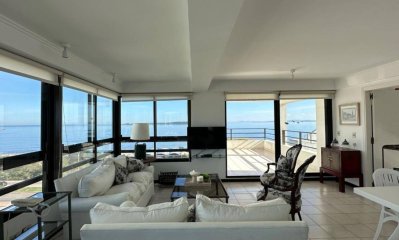 Apartamento en venta 3 Dormitorios con balcón vista al mar Mansa Punta del Este