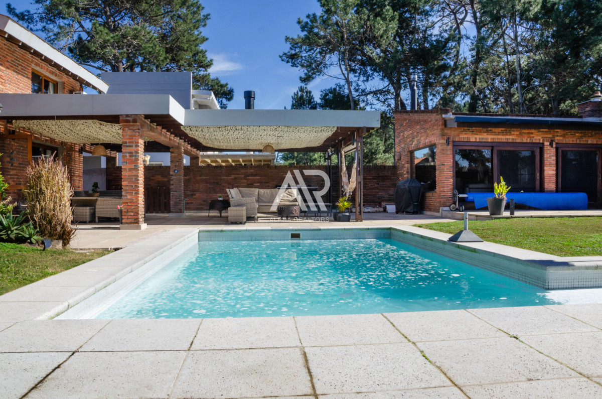 Venta en exclusiva de casa en zona colegios 4 dormitorios - APH2766C