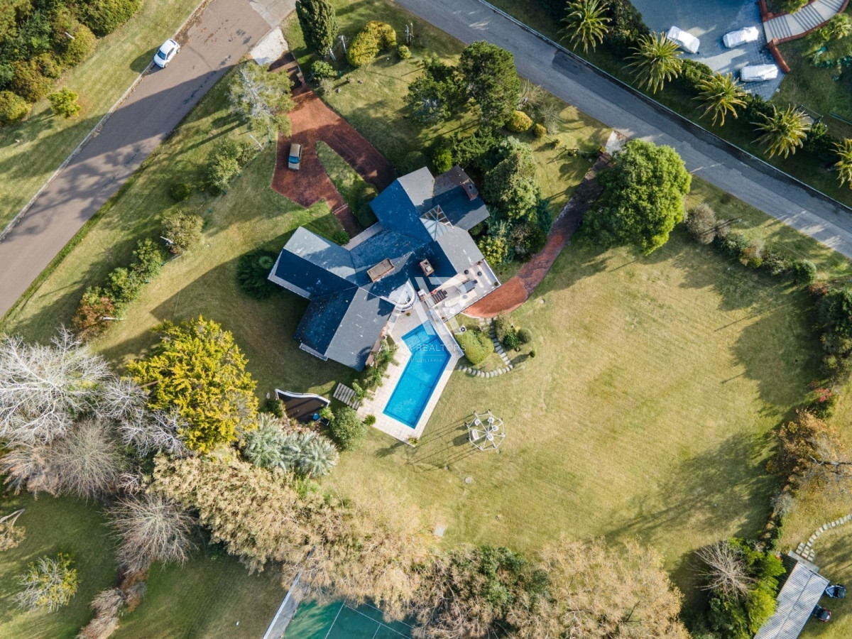 VENTA DE CASA CON 6 DORMITORIOS BARRIO GOLF CON PISCINA Y GRAN TERRENO - APH1972C