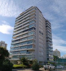 Venta de apartamento 2 dormitorios y servicio, Península, Punta del Este