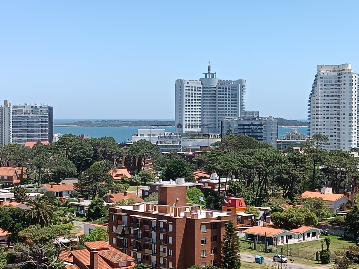 Apartamento ID.101 - Excelente torre con servicios a 100 mts de Playa Brava
