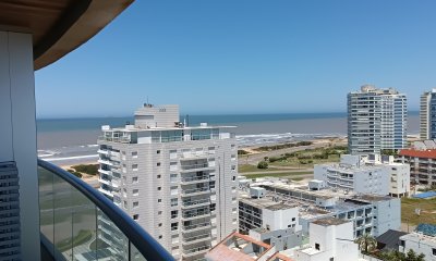 Excelente torre con servicios a 100 mts de Playa Brava