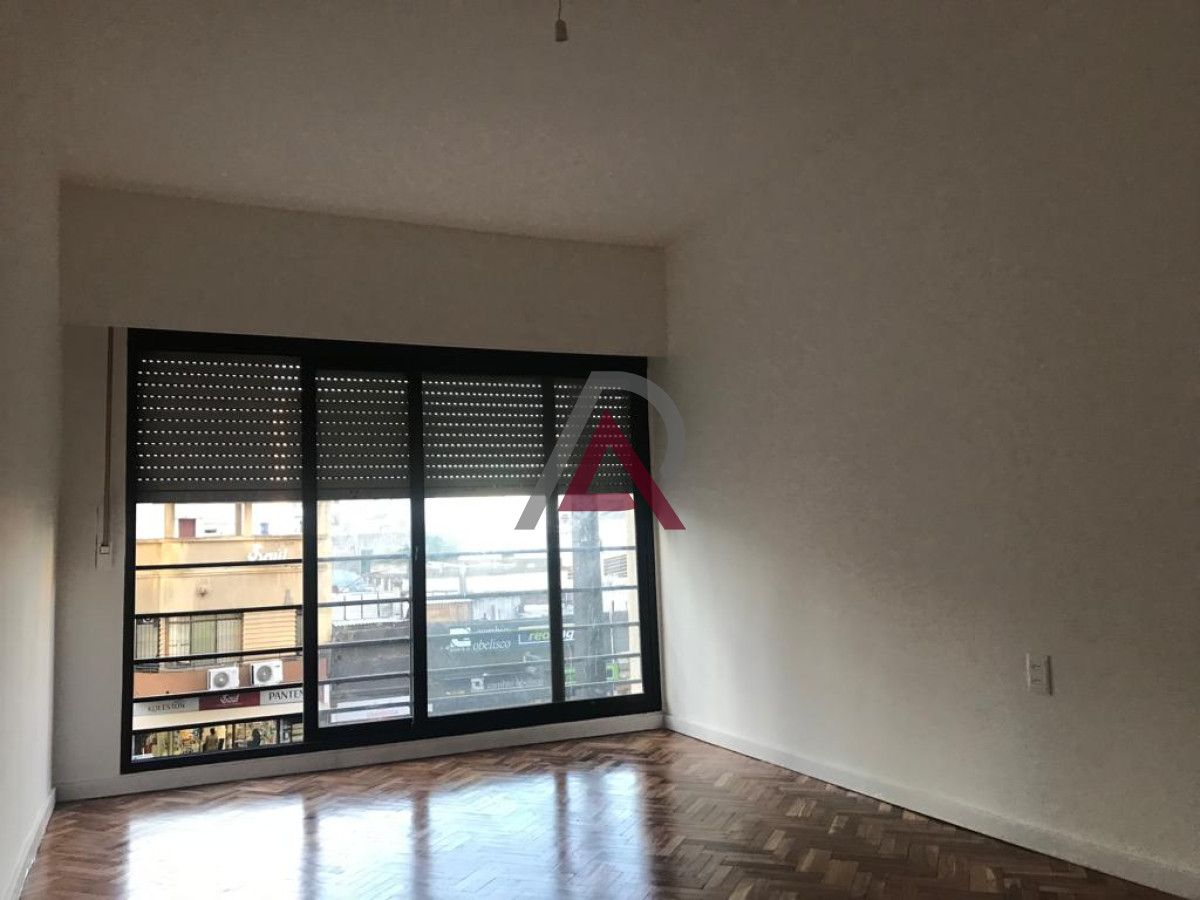 Apartamento ID.61 - VENTA  Apartamento sobre 18 de Julio! con Renta 