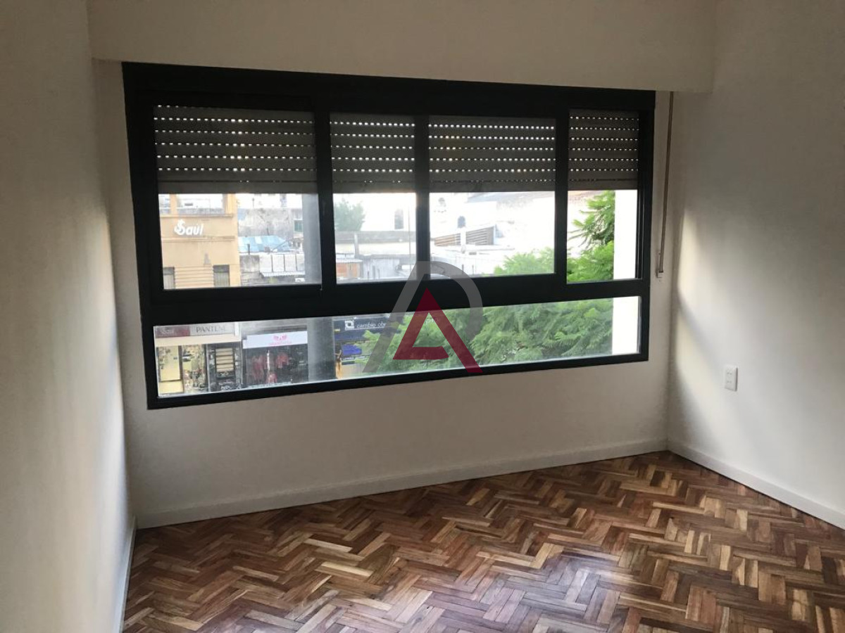 Apartamento ID.61 - VENTA  Apartamento sobre 18 de Julio! con Renta 