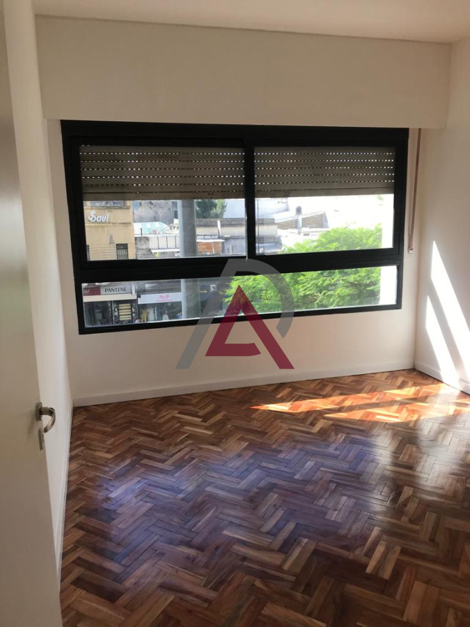 Apartamento ID.61 - VENTA  Apartamento sobre 18 de Julio! con Renta 