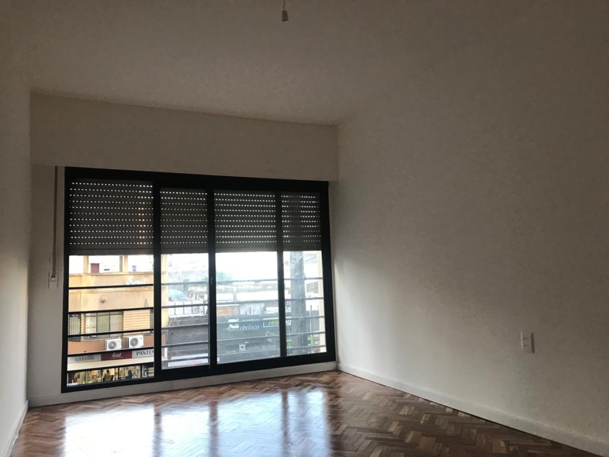 VENTA  Apartamento sobre 18 de Julio! con Renta 