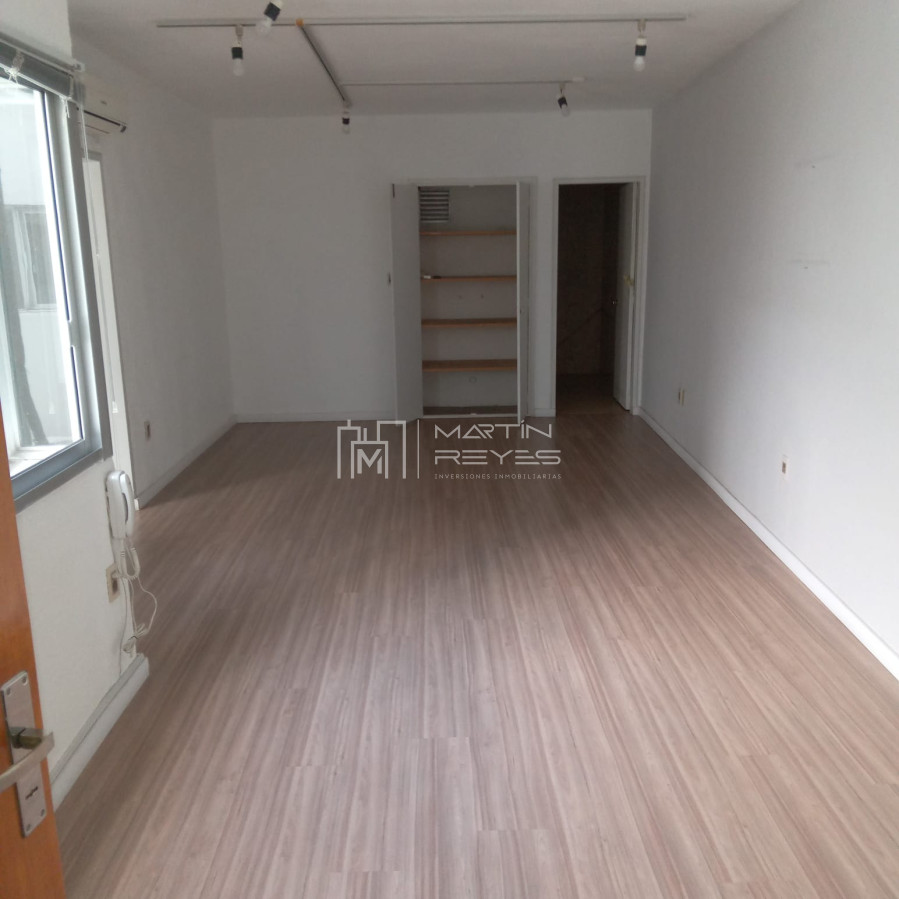Apartamento ID.803/Alquiler-oficina-80m-en-Ciudad-Vieja-(cod-803) - Alquiler oficina 80m en Ciudad Vieja (cod 803)