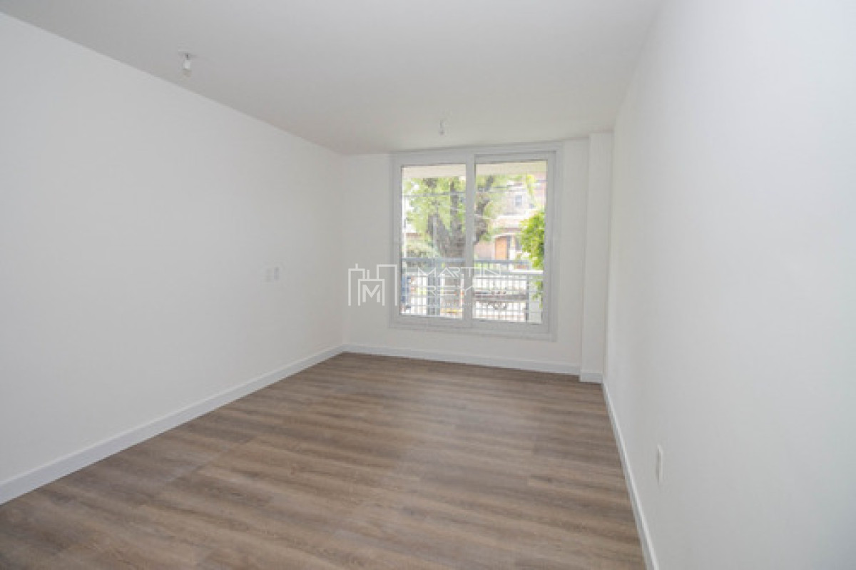 Apartamento ID.1173 - Venta Apartamento De 2 Dormitorios En Malvin Con Cochera, Patio Y Parrillero Propio Tipo Penthouse! Oportunidad