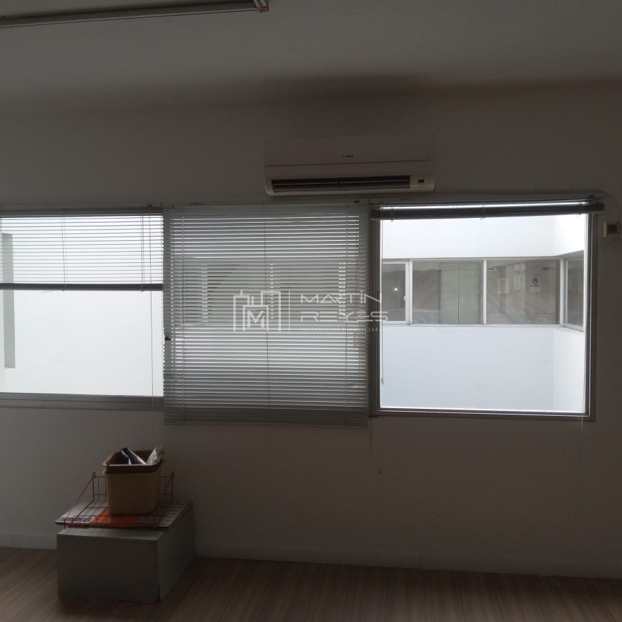 Apartamento ID.803/Alquiler-oficina-80m-en-Ciudad-Vieja-(cod-803) - Alquiler oficina 80m en Ciudad Vieja (cod 803)