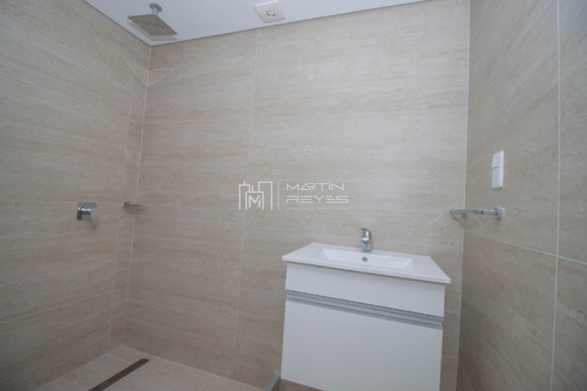 Apartamento ID.1173 - Venta Apartamento De 2 Dormitorios En Malvin Con Cochera, Patio Y Parrillero Propio Tipo Penthouse! Oportunidad
