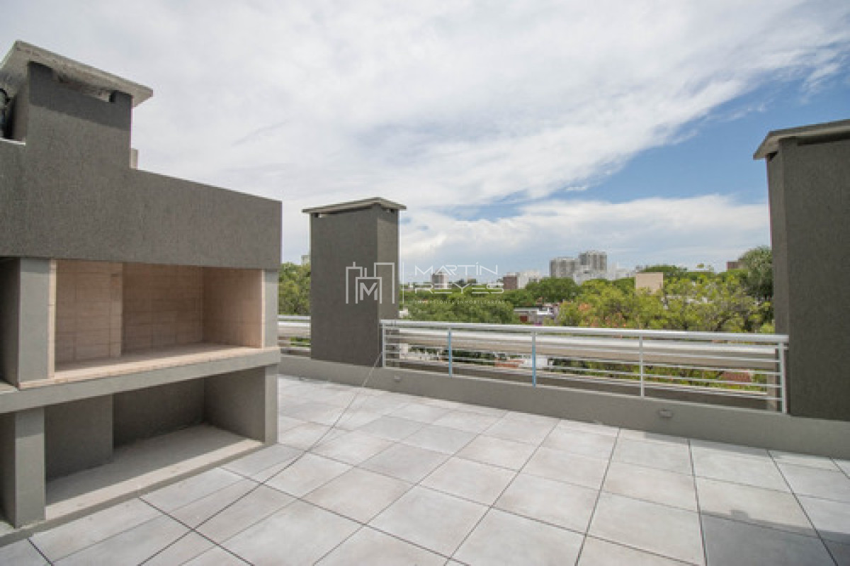 Apartamento ID.1173 - Venta Apartamento De 2 Dormitorios En Malvin Con Cochera, Patio Y Parrillero Propio Tipo Penthouse! Oportunidad