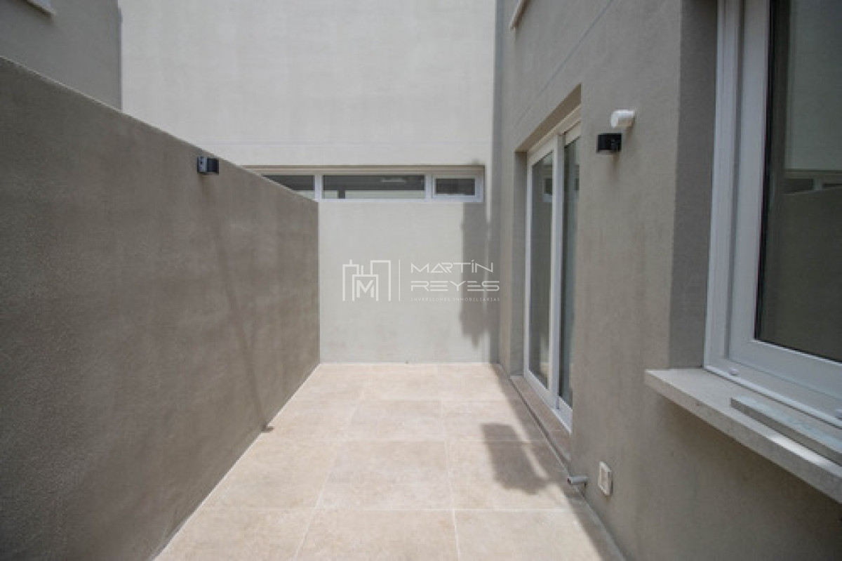 Apartamento ID.1173 - Venta Apartamento De 2 Dormitorios En Malvin Con Cochera, Patio Y Parrillero Propio Tipo Penthouse! Oportunidad