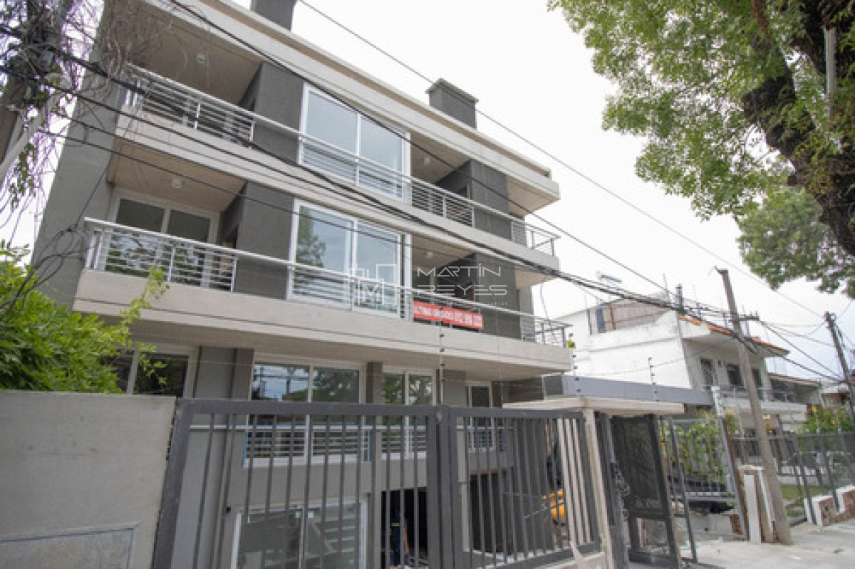 Apartamento ID.1173 - Venta Apartamento De 2 Dormitorios En Malvin Con Cochera, Patio Y Parrillero Propio Tipo Penthouse! Oportunidad