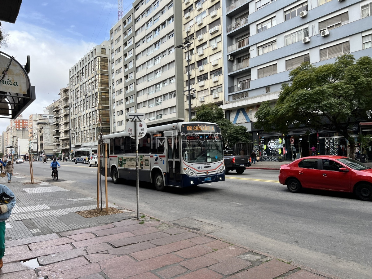 Local Comercial ID.307 - Alquiler Local Comercial sobre Av. 18 de Julio