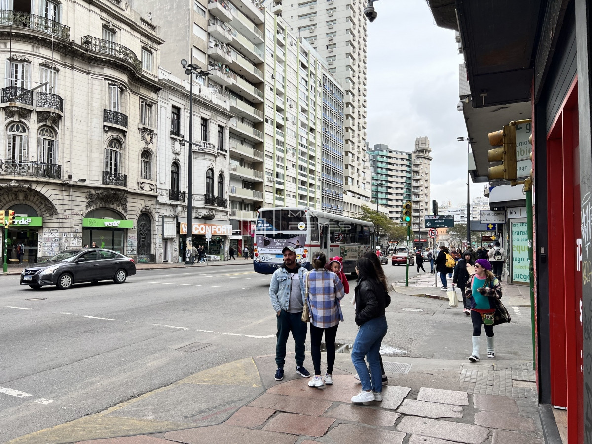 Local Comercial ID.307 - Alquiler Local Comercial sobre Av. 18 de Julio