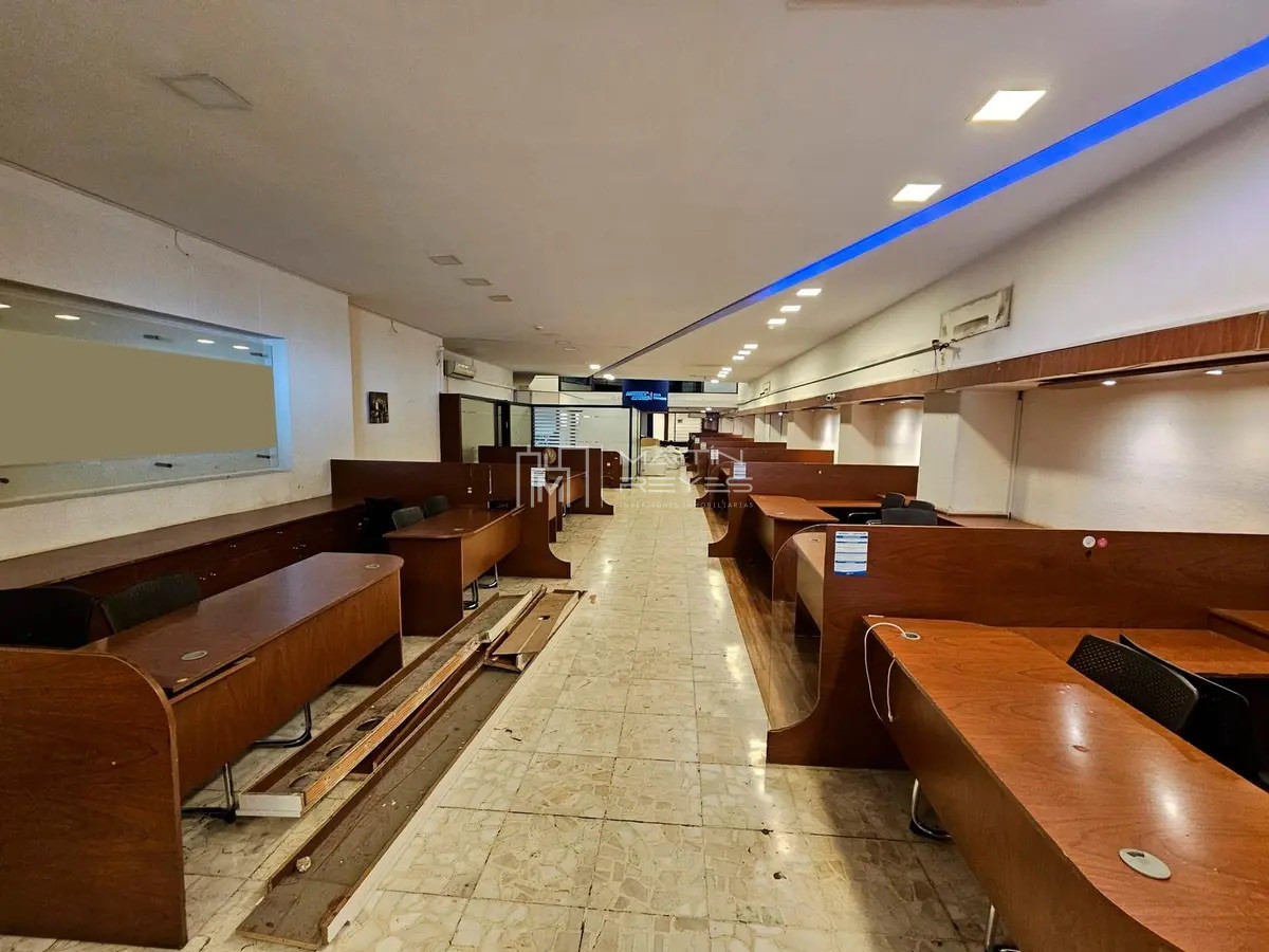 Local Comercial ID.1220 - Alquiler Local Comercial con 10m de frente en Plaza Independencia con 814m2 