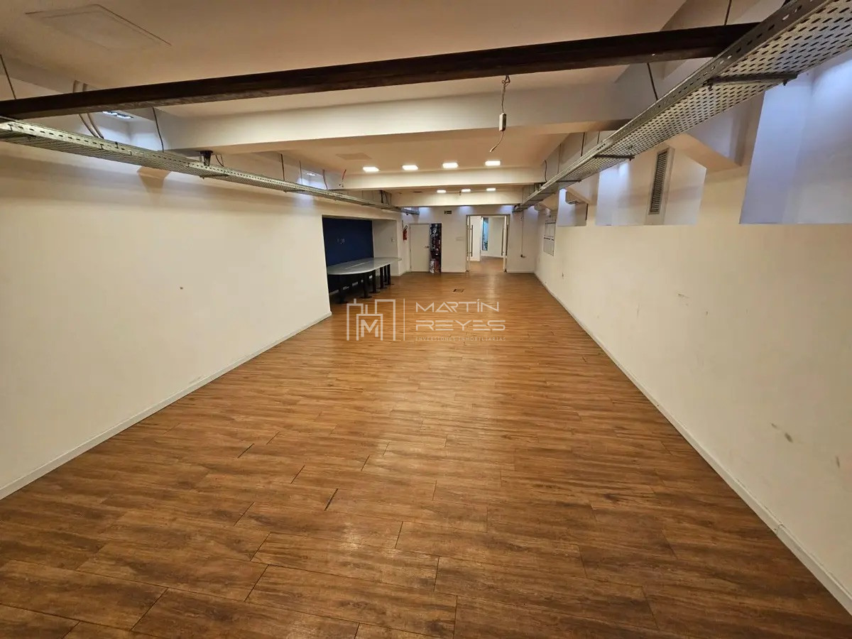 Local Comercial ID.1220 - Alquiler Local Comercial con 10m de frente en Plaza Independencia con 814m2 