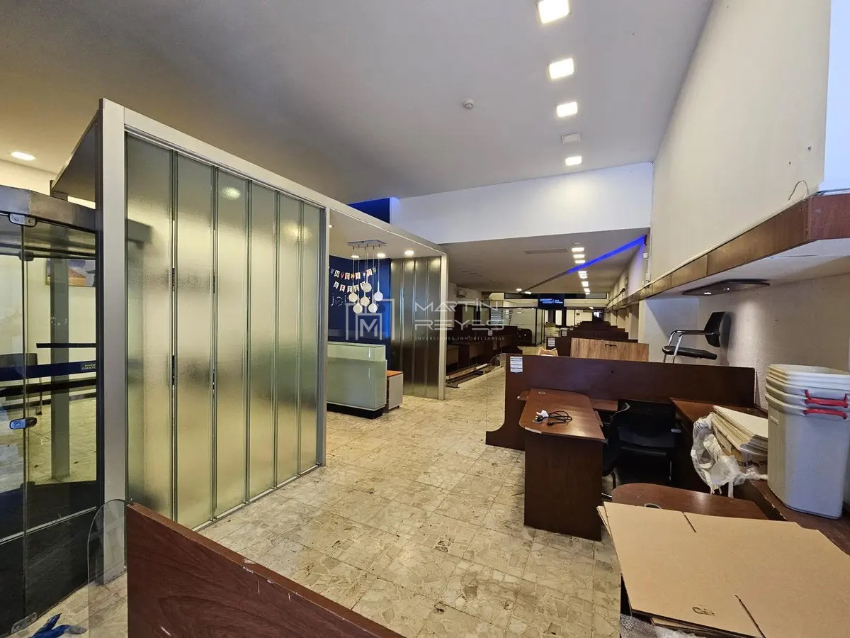 Local Comercial ID.1220 - Alquiler Local Comercial con 10m de frente en Plaza Independencia con 814m2 