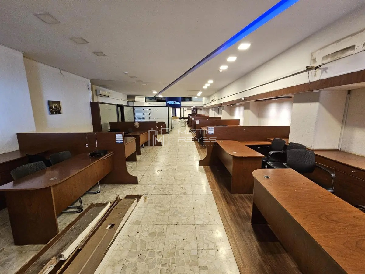 Local Comercial ID.1220 - Alquiler Local Comercial con 10m de frente en Plaza Independencia con 814m2 