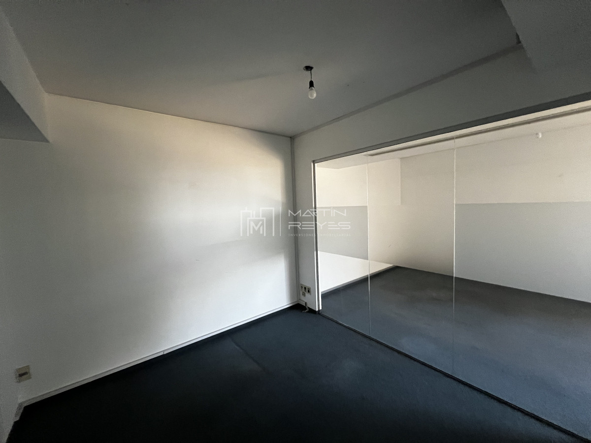 Oficina ID.1031 - Alquiler oficina de 200m2 en Plaza Indepencia al frente (cod 1031)