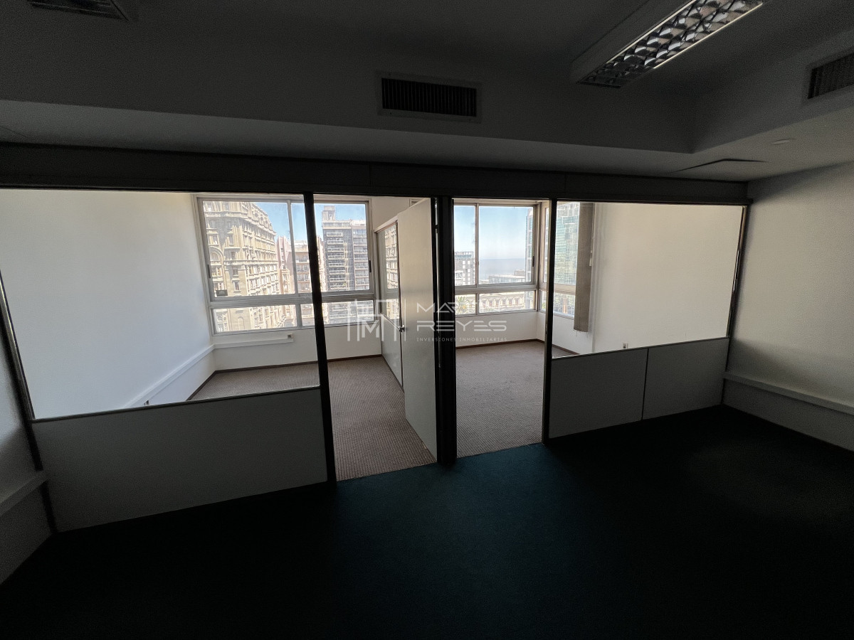 Oficina ID.1128 - Alquiler Oficina de 97m2 en Plaza Independencia vista a la Plaza (cod 1128)
