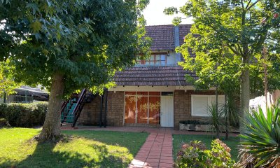 Venta, Casa 5 Dormitorios, Ubicada a 200 Metros del Centro de Atlántida - CA710