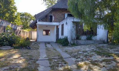 Venta, Casa 4 Dormitorios, 2 Baños + apartamento, a metros del Mar y Arrollo, Parque del Plata Sur